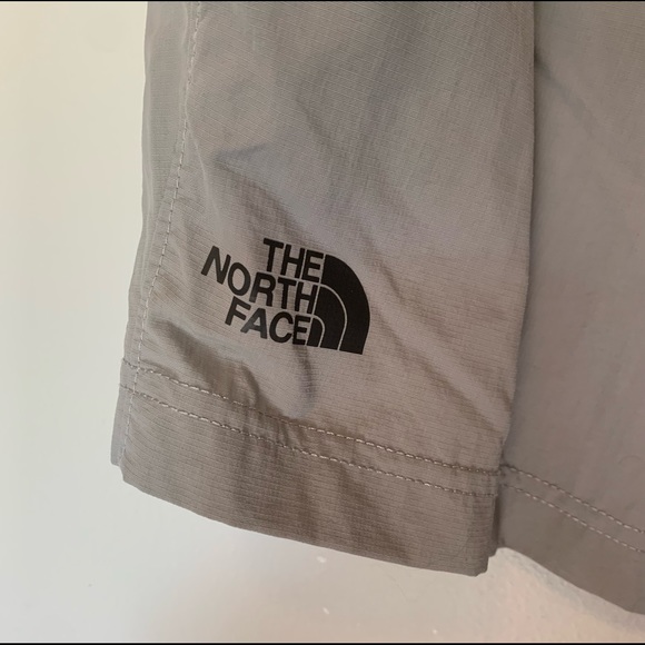 Men’s North Face Shorts - Picture 3 of 5